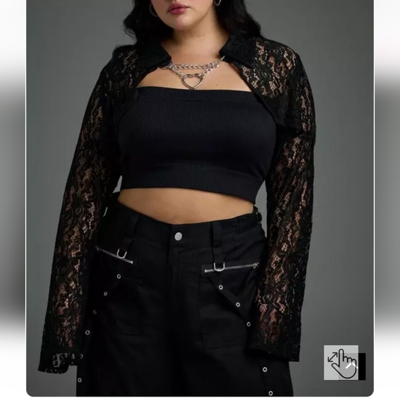 torrid Sweaters - 🆕️🖤 TORRID NIGHTFALL LACE & HEART CHAIN DETAIL BOLERO🖤